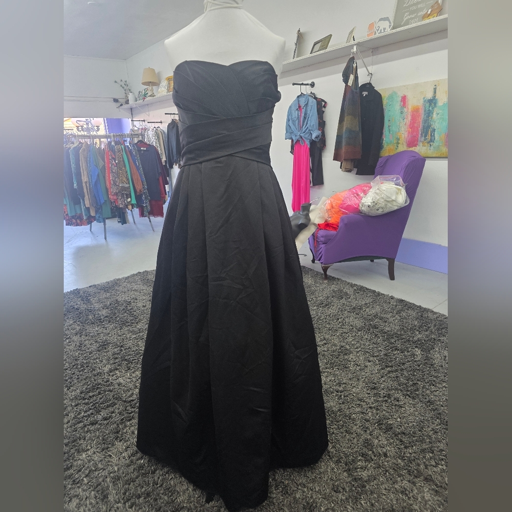 Elegant Black Strapless Evening Gown